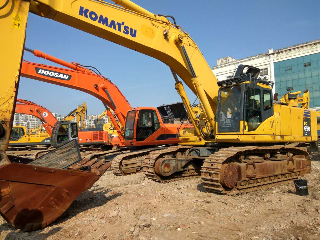 二手挖掘機(jī)進(jìn)口報(bào)關(guān)公司